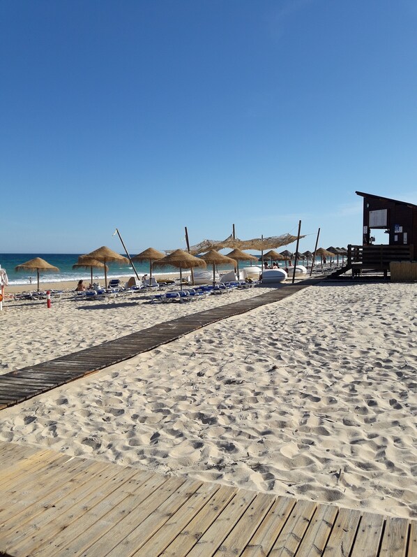 Una spiaggia nelle vicinanze