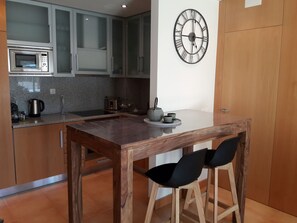 Kjøleskap, mikrobølgeovn, ovn og kokeplater