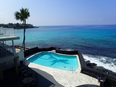 Kona Magic Sands Oceanfront Studio #307 with COOL A/C