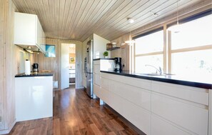 Réfrigérateur, four à micro-ondes, surface de cuisson, lave-vaisselle