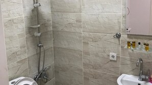 公寓, 1 間臥室 | 浴室 | 淋浴設備、水療按摩蓮蓬頭、免費盥洗用品、吹風機