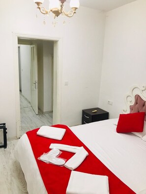 1 bedroom, desk, free WiFi, bed sheets - Deniz Suit (Izmir)