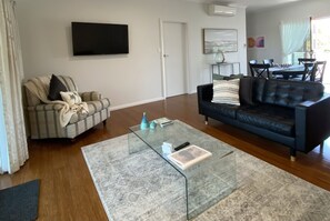 Smart-tv, dvd-afspiller, bøger