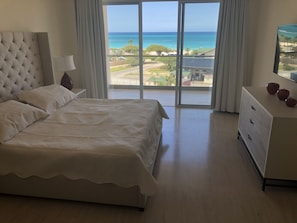 3 bedrooms, in-room safe, iron/ironing board, travel cot