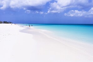 Plage, chaises longues, serviettes de plage