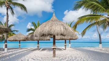 Plage, chaises longues, serviettes de plage
