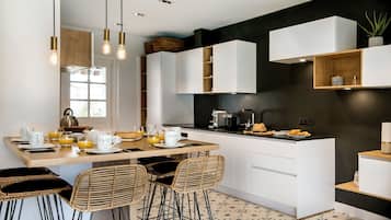 Réfrigérateur, micro-ondes, four, plaque de cuisson