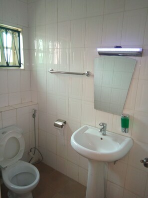 Kombinasi shower/bathtub, bathtub besar,  dan handuk