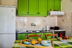 Traditional-Haus | Eigene Küche | Großer Kühlschrank, Mikrowelle, Ofen, Herdplatte