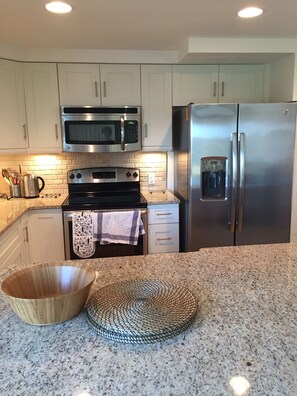 冷蔵庫、電子レンジ、オーブン、コンロ