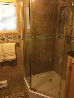 Ensemble douche/baignoire, sèche-cheveux, serviettes fournies, savon