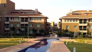 Un immeuble résidentiel doté d’une cour intérieure et d’une piscine.