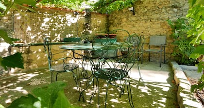 Gîte de charme climatisé "la cabane" et son jardin privé et indépendant