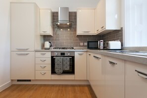 公寓 | 私人廚房 | 大型冰箱、微波爐、烤箱、爐台