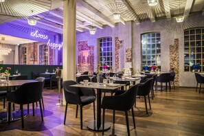 Se sirven cenas y cocina internacional