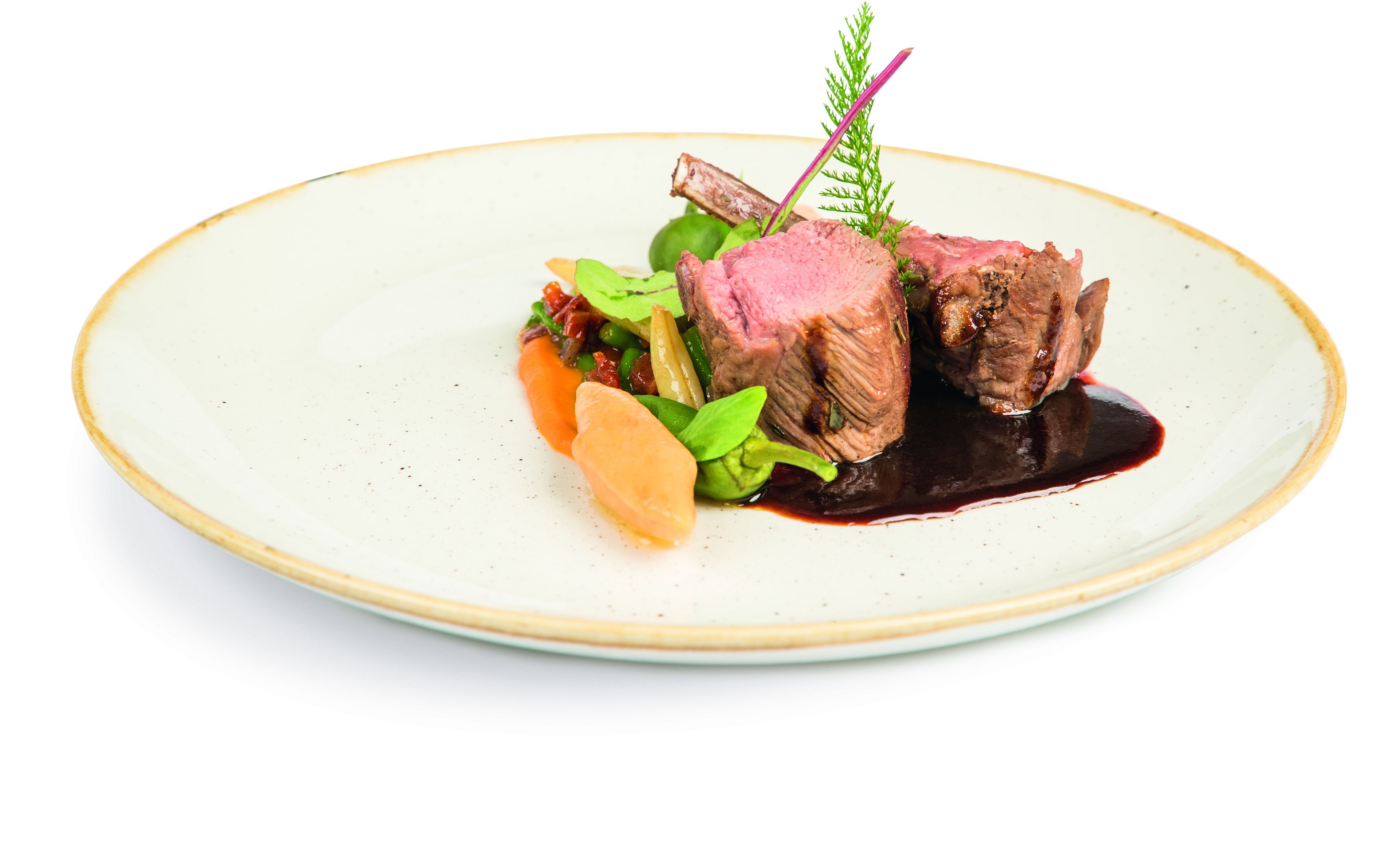 Um prato de comida com carne, legumes e molho.
