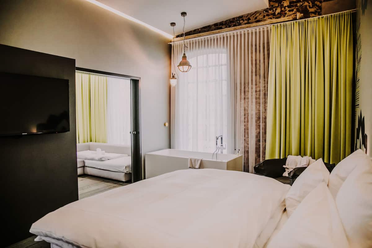 suite | 1 bedroom, minibar, in-room safe, desk