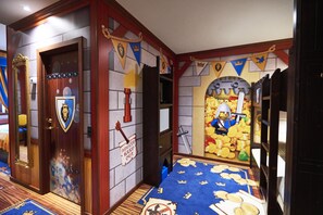 Dragon Knight's Room | 低過敏寢具、迷你吧、書桌、隔音