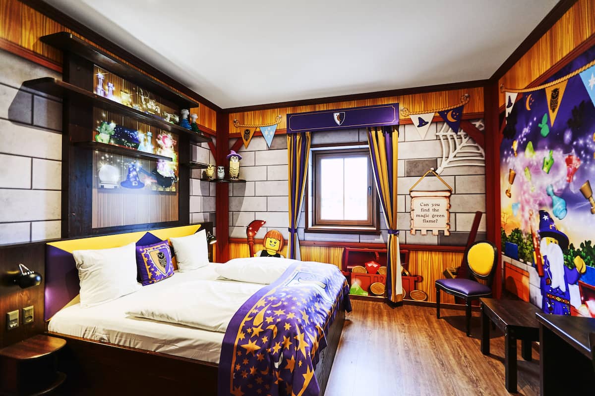 superior wizard's room | hypo-allergenic bedding, minibar, desk, soundproofing