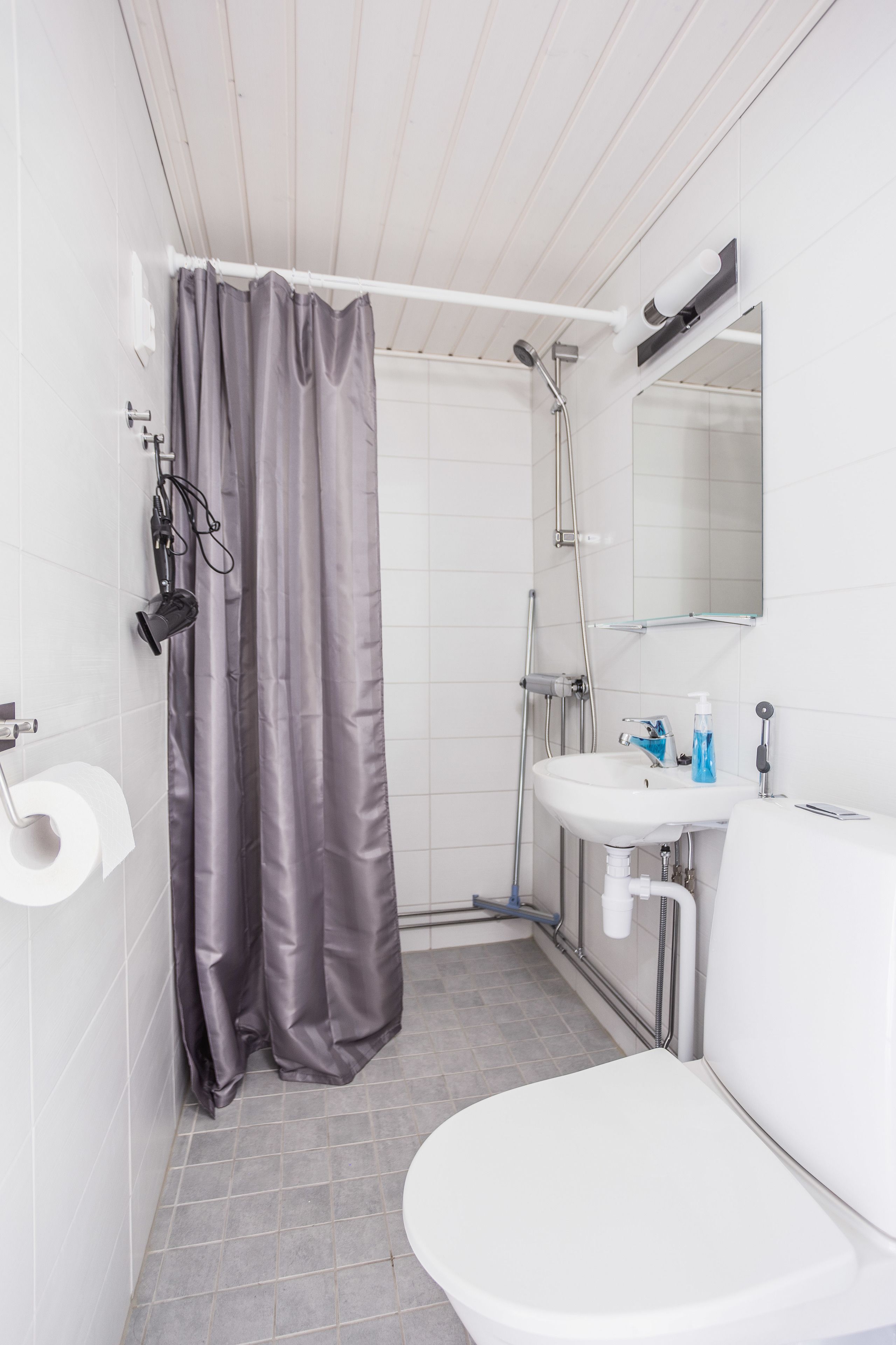 Studio, 2 Twin Beds | Bathroom | Shower, free toiletries, hair dryer, towels