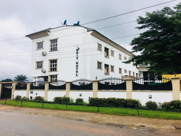 A white building with the sign "BRIT HOTEL" on the side.