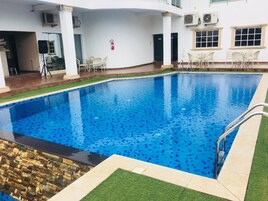 Una piscina al aire libre