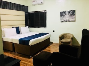 Habitación estándar | Decoración personalizada, muebles diferentes y escritorio