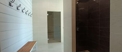 Douche, séchoir à cheveux, serviettes fournies