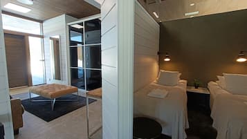 3 bedrooms, individually decorated, individually furnished, desk