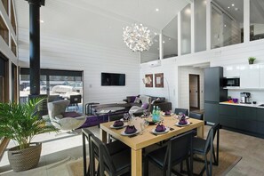 Exclusive Villa Loiste | Oleskelualue | Taulutelevisio, takka