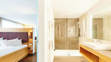 Comfort Studio, 1 Queen Bed, Balcony (Gala) | Hypo-allergenic bedding, in-room safe, desk, blackout drapes