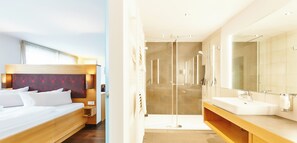 Una habitación de hotel moderna con una cama, una mesita de noche y un espejo grande.