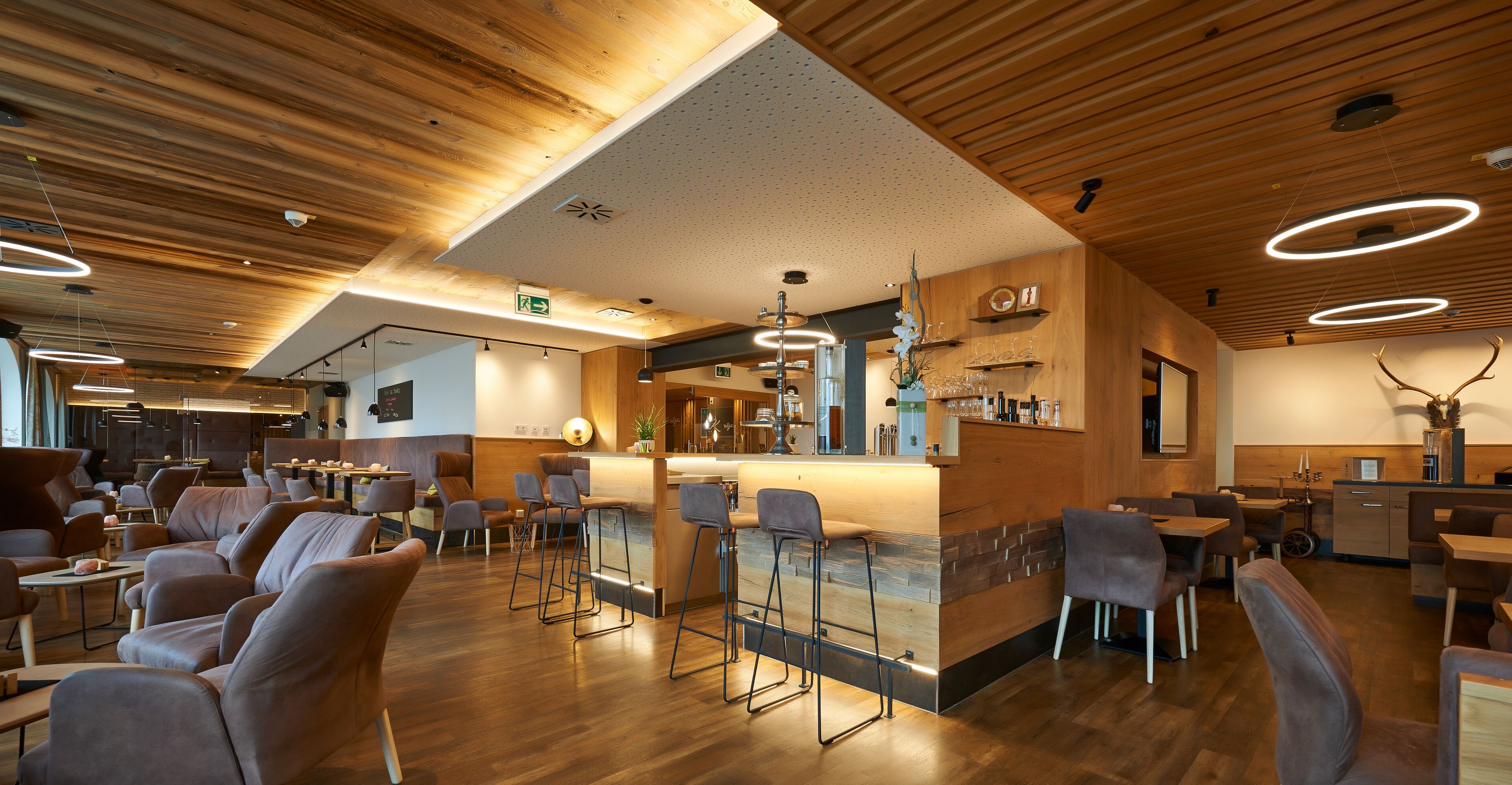 2 restaurants, spécialités Cuisine internationale