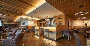 2 restaurants, breakfast, lunch, dinner served; international cuisine 