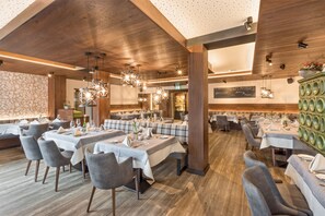 2 restaurants; breakfast, lunch, dinner and brunch served 