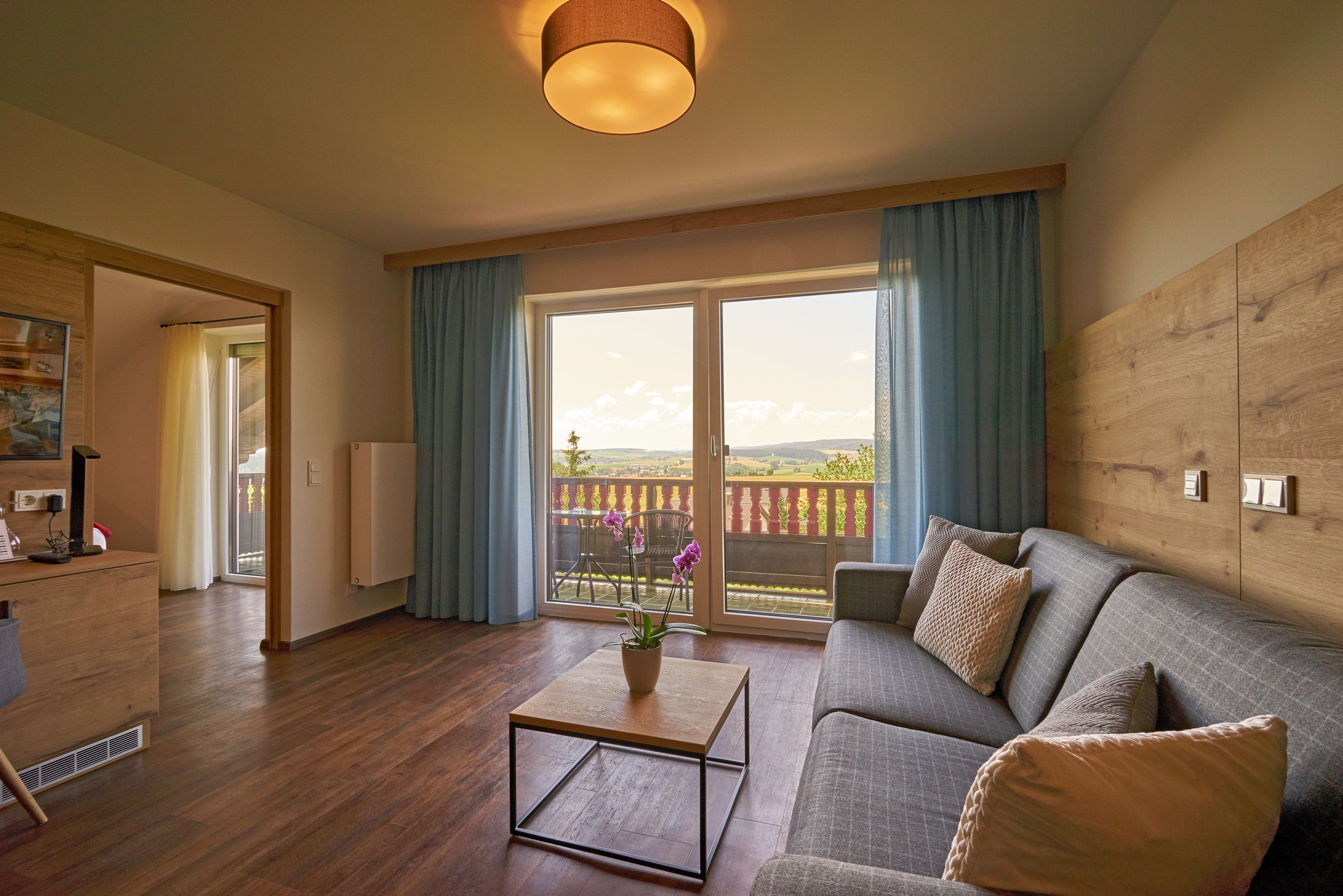 Estudio familiar, 1 habitación, bañera, vistas a la montaña (Golden Delicious) | Ropa de cama hipoalergénica, caja fuerte, escritorio y cortinas opacas