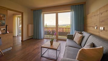 Estudio familiar, 1 habitación, bañera, vistas a la montaña (Golden Delicious) | Ropa de cama hipoalergénica, caja fuerte, escritorio y cortinas opacas