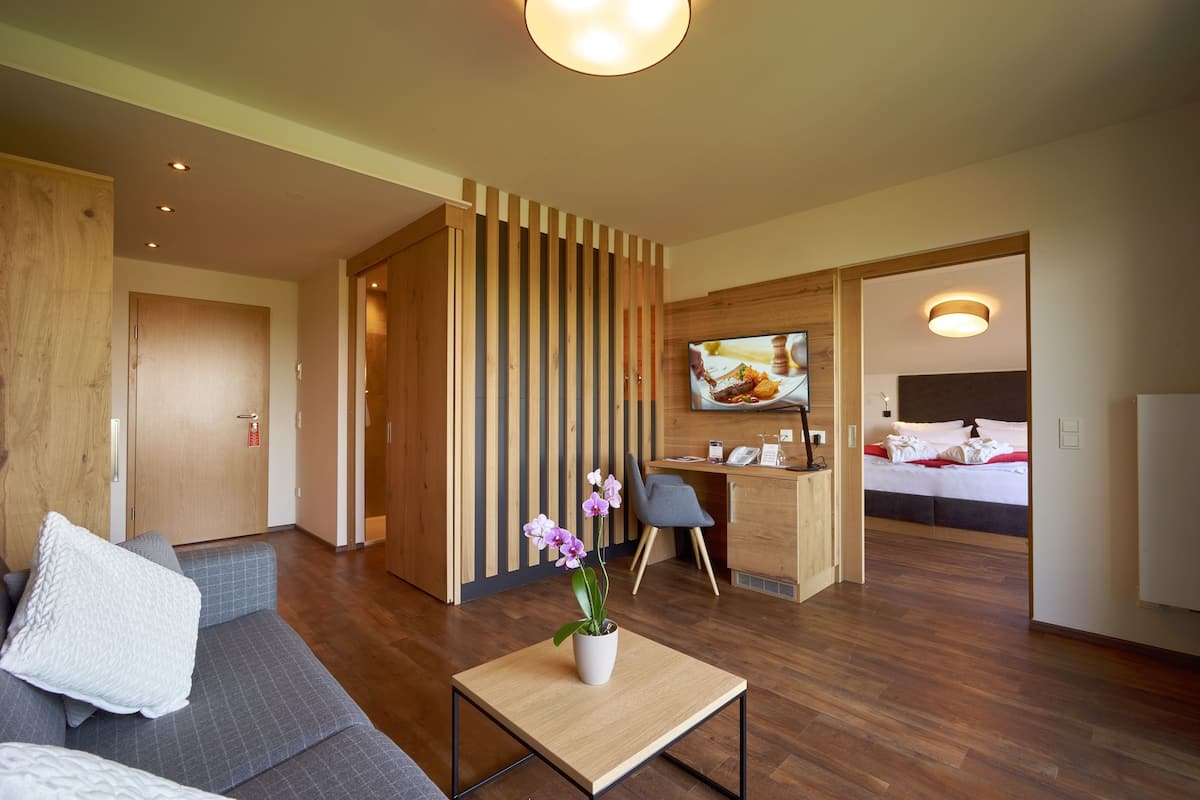 Familienstudio, 1 Schlafzimmer, Badewanne, Bergblick (Golden Delicious) | Allergikerbettwaren, Zimmersafe, Schreibtisch, Verdunkelungsvorhänge