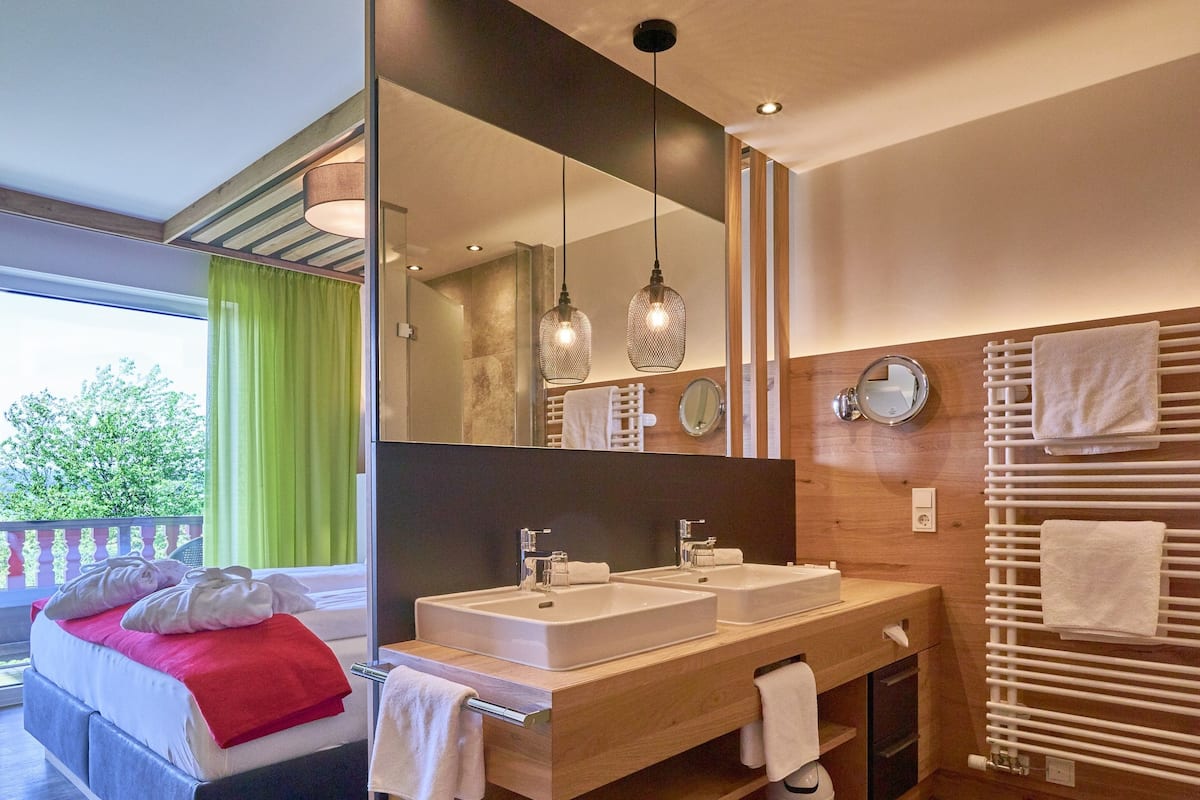 Design-Doppelzimmer, 1 Queen-Bett, Balkon, Bergblick | Badezimmer | Dusche, Haartrockner, Bademäntel, Handtücher