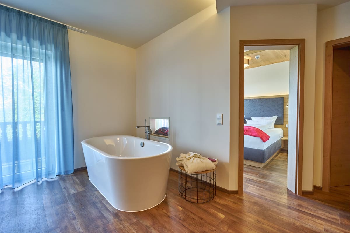 Deluxe Studio, 1 Bedroom, Bathtub, Garden View (Cox Orange) | Hypo-allergenic bedding, in-room safe, desk, blackout curtains