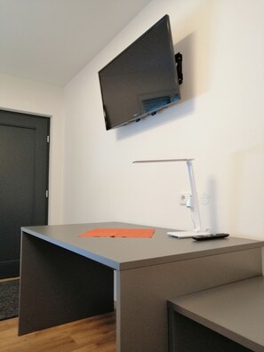 Schreibtisch, Babybetten, kostenloses WLAN, Bettwäsche