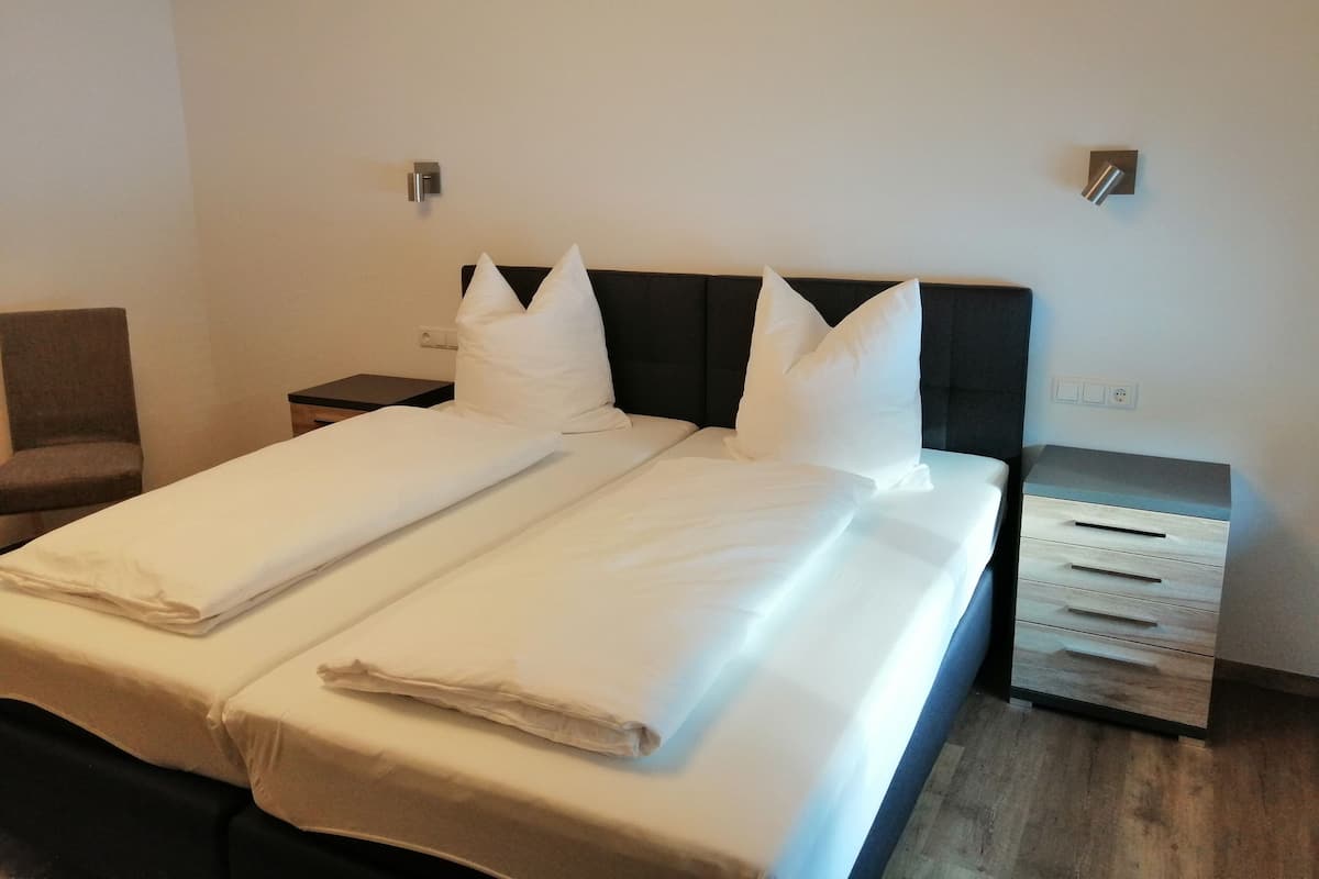 Deluxe Double Room | Desk, cots/infant beds, free WiFi, bed sheets