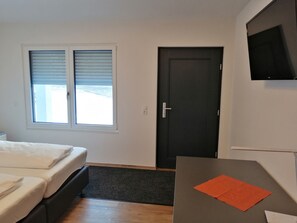 Kahden hengen deluxe-huone | Työpöytä, vauvansängyt, ilmainen Wi-Fi, vuodevaatteet