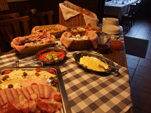 Frokost med lokale retter hver dag (EUR 6 per person)