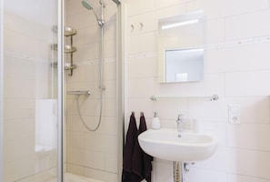 Chambre Simple | Salle de bain | Douche, serviettes fournies