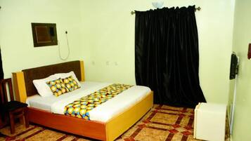 Caja de seguridad en la habitación y ropa de cama