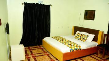 Habitación ejecutiva | Caja fuerte y ropa de cama