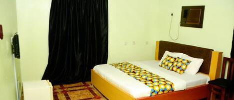 Caja de seguridad en la habitación y ropa de cama