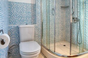 Apartment, 3 Bedrooms, Balcony | Bathroom