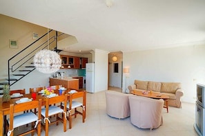 Departamento, 3 habitaciones, balcón | Área de sala de estar | Televisión de pantalla plana 